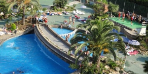  L'Hotel Esplendid si trova a soli 300 metri dalla spiaggia, in località Blanes, sulla Costa Brava. Vanta piscine coperte e all'aperto, una sauna e una palestra.