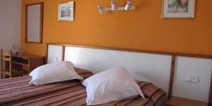  Hotel Nou Estrelles ligt in de charmante badplaats Cadaqués, op 5 minuten lopen van de historische binnenstad en het strand. Het hotel biedt eenvoudige, comfortabele kamers met een flatscreen-tv.