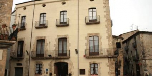  L'Hotel Comte Tallaferro està situat al cor de la medieval Besalú, davant de l'església de Sant Pere. Les habitacions són espaioses i tenen vista sobre la plaça i minibar gratuït.