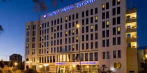  Das Hotel Meliá Girona liegt nur einen 10-minütigen Spaziergang vom Bahnhof und Busbahnhof von Girona entfernt und bietet einen kostenfreien Zutritt zur hoteleigenen Sauna, zum Fitnessraum und zum Whirlpool. Parkplätze stehen vor Ort zur Verfügung.