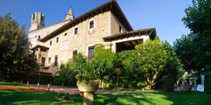  Hotel Palau lo Mirador is a restored 14th-century building in Torroella de Montgrí, in Catalunya’s Baix Empordà region. It offers free parking and beautiful grounds with an outdoor pool.