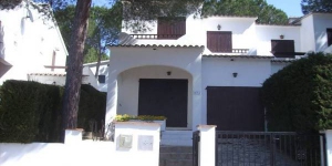  This semi-detached holiday home with communal swimming pool is located in the beach resort of L Escala. From the ground floor you walk up a Spanish step to the bedrooms.