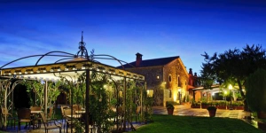  Отель Mas Tapiolas расположен в традиционном каталонском загородном доме XVIII века, всего в 10 км от побережья в Солиусе. На территории отеля есть открытый бассейн, окруженный красивым садом.