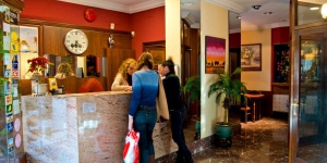  Семейный отель Los Angeles находится в центре Фигераса всего в 150 метрах от театра-музея Сальвадора Дали. В каждом номере с кондиционером и тропическим душем можно посмотреть ЖК-телевизор со спутниковым телевидением.