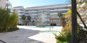  Port Canigó Apartments ligt in de grachtenzone van Roses en op 1 km van de stranden. Het complex heeft een seizoensgebonden buitenzwembad en beschikt over appartementen met een eigen, gemeubileerd terras.