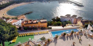  Featuring great panoramic sea views, Hotel Montjoi is located in the seaside town of Sant Feliu de Guixols. It offers a sun terrace with 2 swimming pools and beautiful gardens.