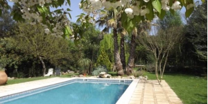  The beautiful Mas Martís is set outside Serinyà in the countryside between Banyoles and Besalú. Surrounded by lovely gardens, it features a seasonal outdoor swimming pool.