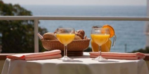  El Hotel Claramar, situado en una zona céntrica en Platja d'Aro, en la Costa Brava, a solo 50 metros de la playa, ofrece habitaciones con aire acondicionado, balcón, TV vía satélite y conexión Wi-Fi gratuita. En el comedor de estilo clásico del hotel se sirve un desayuno buffet.