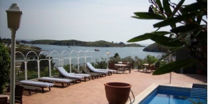  El Bungalow Hotel Port-Lligat, situat a la localitat de Cadaqués, que és pintoresca, a tan sols 100 metres de la platja de Portlligat, ofereix aparcament privat i acull una piscina compartida i una terrassa compartida. Els bungalous disposen de TV, caixa forta i terrassa compartida amb vista sobre el mar.