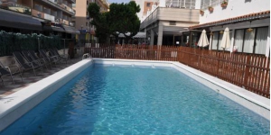   Alójate en el centro de Lloret de Mar  El hotel María del Mar se encuentra en el centro de Lloret del Mar, a sólo 300 metros de la playa. Dispone de solárium y piscinas cubiertas y al aire libre.