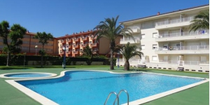  Im Zentrum von Estarit, 250 m entfernt von einem Strand der Costa Brava, erwartet Sie das Apartamentos Blaumar mit einem Außenpool. Die Apartments verfügen über einen Balkon, manche bieten Poolblick.