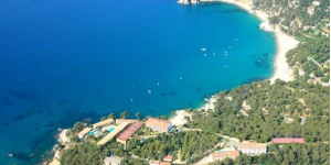  Situé à proximité de 4 plages isolées et à 2 km de Tossa de Mar, l'Apartamentos Trip Soleil Cala Llevado possède un court de tennis et une piscine extérieure ouverte en saison. Il propose des hébergements dotés d'une terrasse meublée offrant une vue sur la mer.