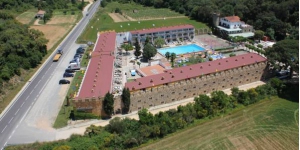  L'Aparthotel San Eloy, situat a menys de 3 km de la platja de Tossa de Mar, es troba envoltat de boscos de pins mediterranis i ofereix apartaments lluminosos amb un balcó petit. Aquest aparthotel també acull diverses piscines exteriors.