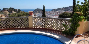  Offering panoramic views over Tossa de Mar and the sea, this villa is 4 minutes’ drive from the beach and castle. It features a private terrace with barbecue facilities, and shares an outdoor pool.
