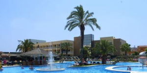  El Evenia Olympic Palace Hotel forma parte del extenso complejo Evenia Olympic Resort. Los huéspedes tienen acceso a 6 piscinas, un gimnasio, un spa y pistas de tenis y squash.