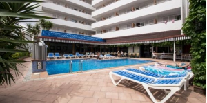   Stay in the Heart of Lloret de Mar  The Hotel Xaine Park is in the center of Lloret, a 2-minute walk from the resort’s main beach, the bus station and the Casino. It has an outdoor swimming pool.