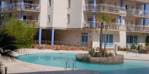  L'apartament Port Canigo és lluminós i modern i disposa d'un balcó privat moblat amb vista sobre la piscina exterior compartida. Es troba al costat de la reserva natural dels Aiguamolls, a 10 minuts amb cotxe del centre de Roses.