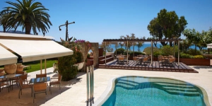  El Terraza se encuentra a 20 metros de la playa de Roses y ofrece conexión Wi-Fi gratuita, un spa y habitaciones con balcón. El establecimiento está rodeado de jardines y dispone de una piscina al aire libre y de un restaurante con vistas a la bahía de Roses.