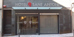  Hotel 9 Sant Antoni is set in the centre of Ribes de Fresser, close to both the train station and the Vall de Nuria Mountain railway. It offers a small spa, a bar and free Wi-Fi throughout.