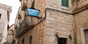  La Pensió Bellmirall está situada en el corazón del casco antiguo de Girona, a sólo 100 metros de la catedral. Sus habitaciones son sencillas y disponen de baño privado.
