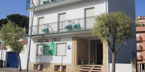  Featuring free Wi-Fi, Hostal Cruz is located in Tossa del Mar, 5 minutes’ walk from the beach. All the rooms in the guest house have views to the shared garden.