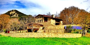  El Llober se encuentra en la reserva natural de la Garrotxa, en Girona. Ocupa una casa de campo catalana reformada, goza de vistas impresionantes y ofrece jardín amplio, aire acondicionado, conexión Wi-Fi gratuita y desayunos caseros.