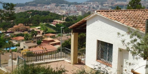  Featuring a spacious terrace with outdoor swimming pool and views of the Mediterranean Ocean, Villa Normax is located in Lloret De Mar on the Costa Brava, just a 15-minute walk from the beach. This 2-bedroom accommodation features one double room, and a secondary bedroom equipped with 3 bunk beds.
