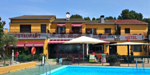  Este hotel de gestión familiar ofrece una piscina al aire libre de temporada y habitaciones luminosas con conexión Wi-Fi gratuita, TV LCD de pantalla plana y cafetera. El hotel está situado a sólo 20 km de Figueres y de la Costa Brava.