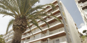   Allotja't al centre de Lloret de Mar  Els apartaments Borodin estan situats en una zona tranquil·la del passeig marítim, a 100 metres de la platja de Lloret de Mar, a la Costa Brava. Tots els apartaments tenen balcó i alguns gaudeixen de vista sobre la mar Mediterrània.