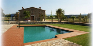  El Can Cateura se encuentra en Llagostera, a 12 km de las playas de la Costa Brava y ofrece piscina al aire libre y habitación interior con bañera de hidromasaje. Además, proporciona conexión Wi-Fi gratuita en todas las instalaciones.