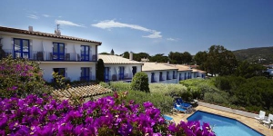  Dieses familiengeführte Hotel befindet sich 2 Gehminuten vom Strand entfernt in der Bucht von Cadaqués. In einem Gebäude im traditionellen Stil mit blauen und weißen Farbtönen bietet es einen saisonal geöffneten Außenpool und eine Sonnenterrasse.