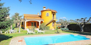 Holiday home Passeig d'Emp�ries is situated in Mas Gros 5 km from L'Escala. Outside the resort, 1 km from the centre of Viladamat, in a quiet, sunny position, 5 km from the beach.