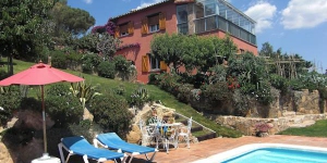  Three bedrooms holiday home, with comfortable and nice furnishings. Equipped whit satellite TV, small kitchen and panoramic views of the sea.