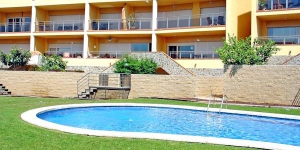  This is a four-room apartment 100 m2, on the ground floor of the building, built in 2003 and located 6 km from the beach. It has a living/dining room with panoramic window with dining table and TV.