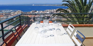   Aufenthalt im Herzen von Roses  Las Alondras 2 is a 4-room apartment, 75 m2 on the 2nd floor, located in a 3-storeys complex above Roses, 700 m from the centre, in a quiet, sunny position on a slope, 1 km from the sea. The property features shared swimming pool (12 x 6 m, 01.