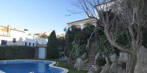  Terraced house "Can Ramon" is 2 storeys building in the resort,500 m from the centre of Sant Feliu de Guixols, 500 m from the sea, by a road. For shared use one will have garden with lawn, swimming pool (01.