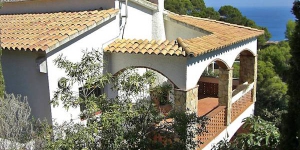  This is a four-room house 100 m2, on the ground floor, located 2 km from the centre of Begur and 2 km from the sea. The 100m² accommodation contains a living/dining room of 29m² with open fireplace.