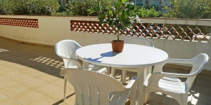   Apartment Sant Mori 14 Empuriabrava is a 3-room apartment 50 m2 located on the 1st floor. The apartment features a living/dining room with TV.