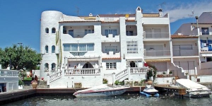  Apartment Port Banyuls II is located on the 2nd floor of the complex in the district of Port Banyuls, just 2 km from the sea. The apartment features a living/dining room, a balcony and a kitchenette with a bar.
