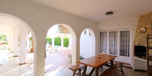  Holiday Home Los Palomas is a 5-room house on 2 levels, just 2.5 km from the centre of Empuriabrava.