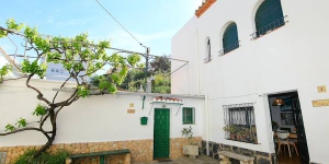  It is a terraced house with 3 storeys. It is right in the centre but still quiet, 100 m from the sea, 100 m from the beach.