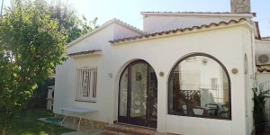  Holiday Home Requesens 3a Empuriabrava is located in the district of Requesens, in the center of Empuriabrava. Interior: 2-bedroom house (60 m2) with a living/dining room, open kitchen with bar and a veranda.