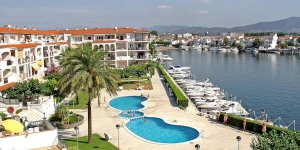  Gran Lago 62, 3/1 is an apartment in a block "Gran Lago". In the district of San Mauricio 3 km from the centre of Empuriabrava, 3 km from the sea, located by a road.