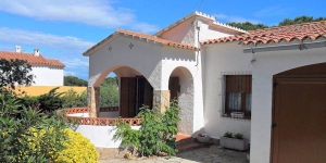  The holiday home is situated outside the resort, 3 km from the centre of L'Escala, in a quiet position. Offers private grounds with plants and trees, patio with garden furniture.