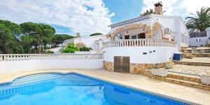  House Afrodita is situated on the outskirts, 3 km from the centre of L'Escala, in a quiet, sunny position, 1 km from the beach. The house offers private garden with swimming pool.