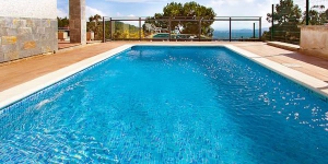  Deze villa ligt in Lloret de Mar, Costa Brava, Spanje. Ze beschikt over een ingerichte keuken, woon/eetkamer, 4 slaapkamers, badkamer/toilet, zwembad, centrale verwarming en een terras.