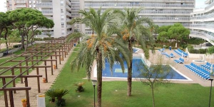  This is a three bedrooms apartment of  90 m2 on 2nd floor, with a terrace and a very nice view of the sea and the swimming pool. Located in  the centre of Blanes, in a central, sunny position, 30 m from the sea, 30 m from the beach, road to cross.