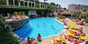   Stay in the Heart of Lloret de Mar  Located in the center of Lloret, Guitart Gold Central Park Resort & Spa is less than a 10 minute walk from the beach. It features 4 swimming pools and free Wi-Fi.