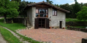  Located within the Garrotxa Volcanic Zone Nature Reserve, Can Janot is a restored straw loft set 5 km from Olot. This country house offers a terrace and views of the Pyrenees.