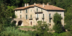  El Mas Toralles és una casa de camp del segle XV situada a les muntanyes de la Garrotxa, a 8 km d'Olot. L'establiment presenta un estil rústic i ofereix 4 habitacions, 2 banys i una terrassa amb barbacoa.